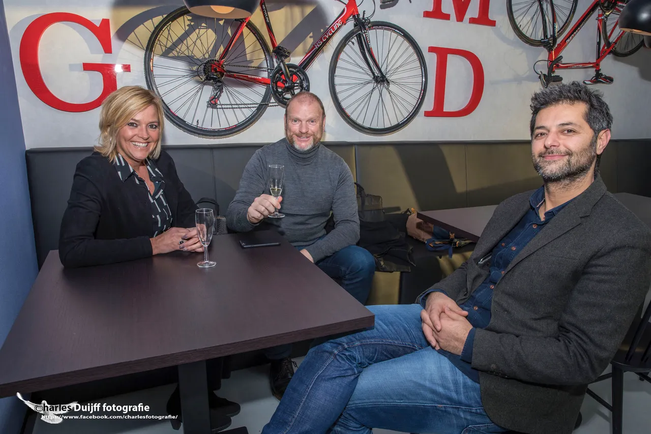 drietal bij tafel