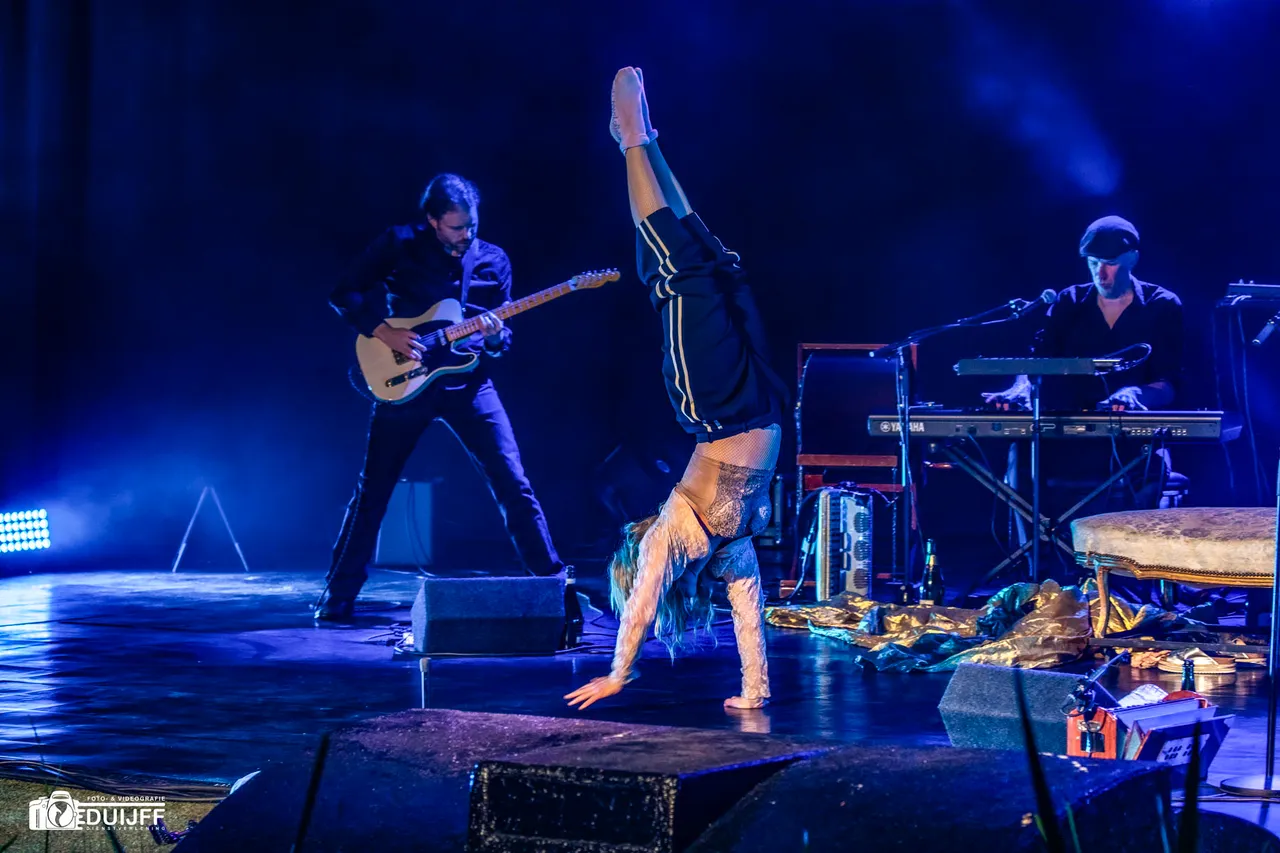 ellen handstand b