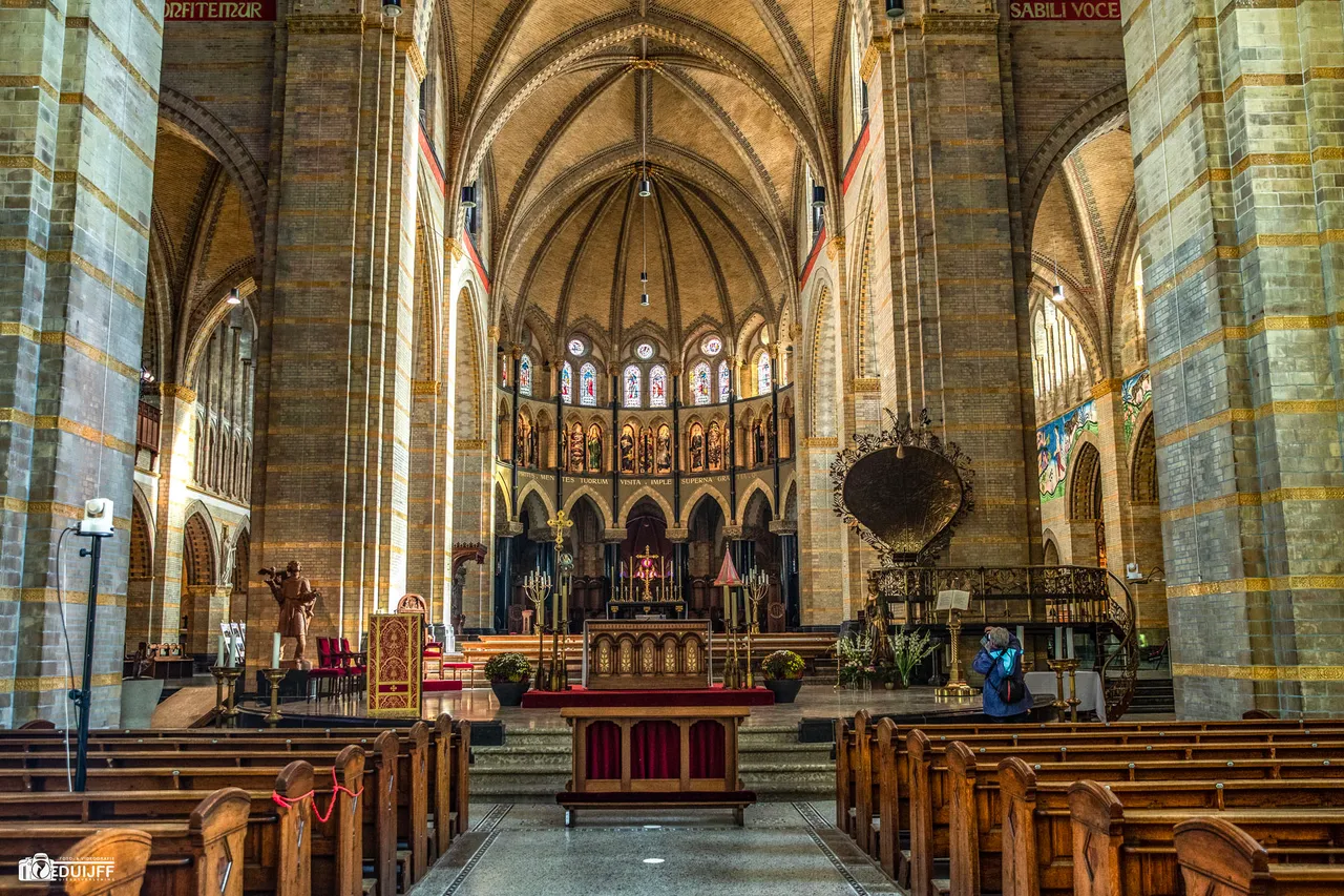 kerk doorkijk oost