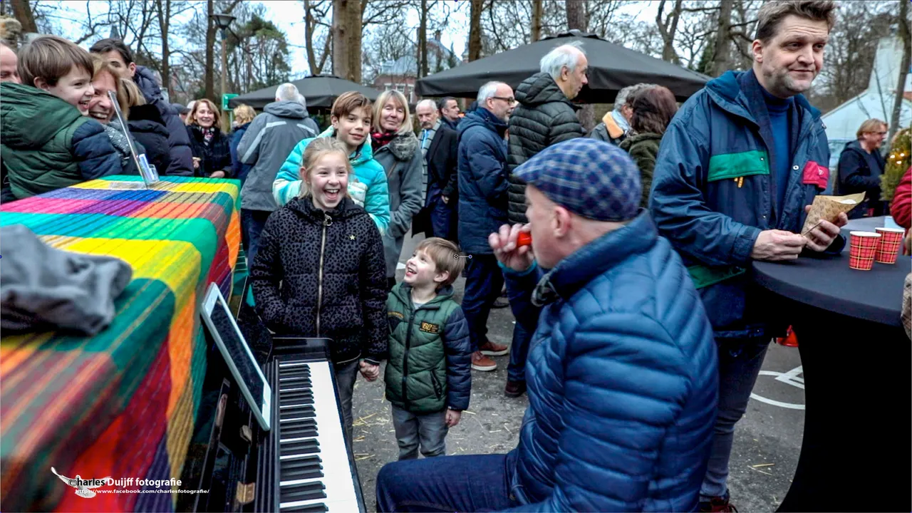 lachen bij pianist