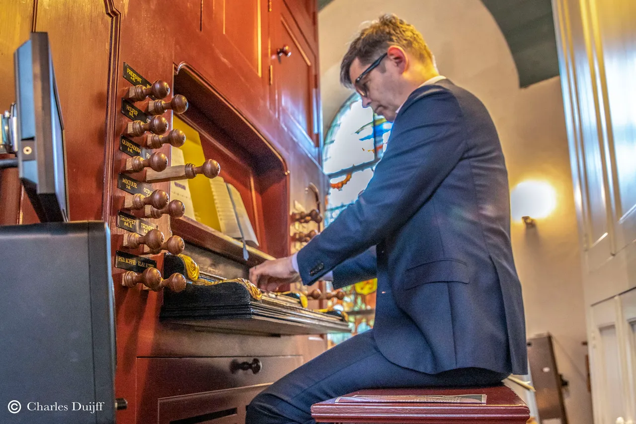 organist
