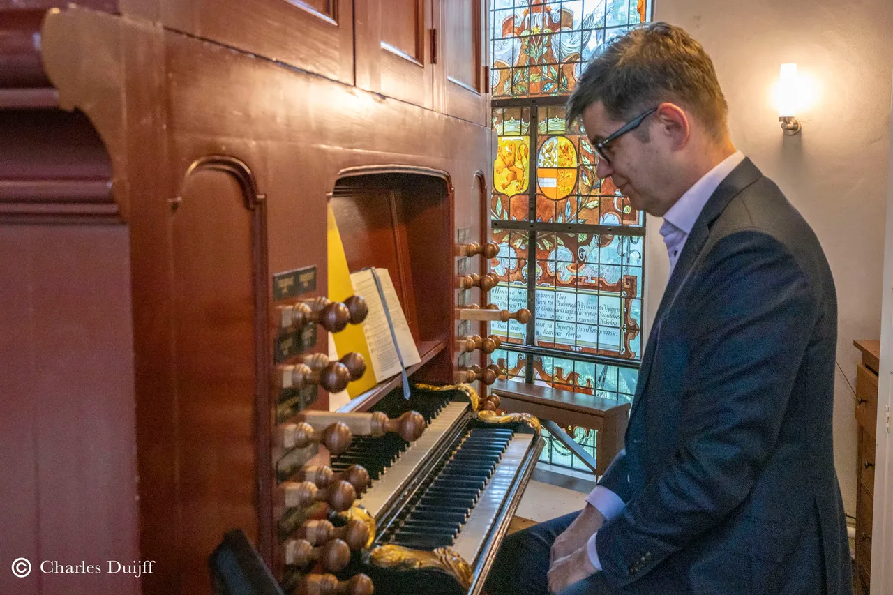 organist2