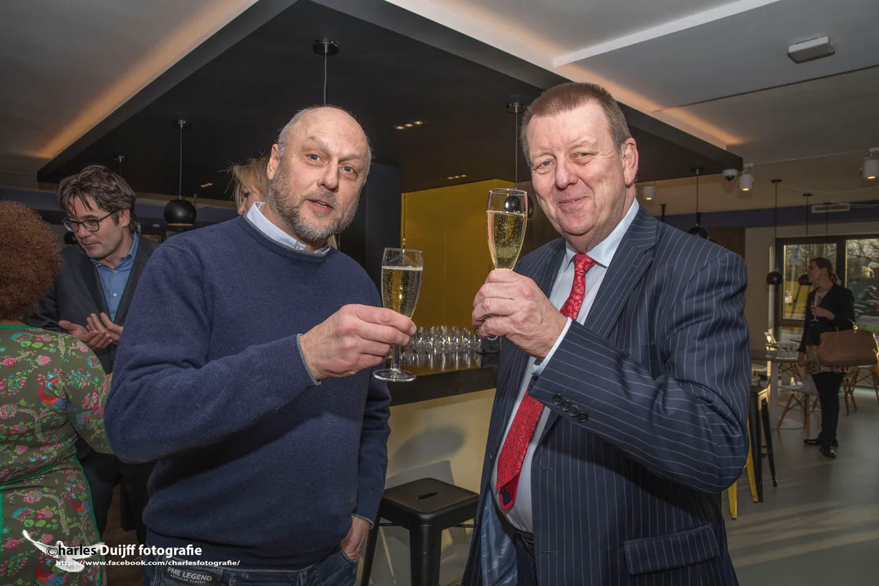 twee heren proosten