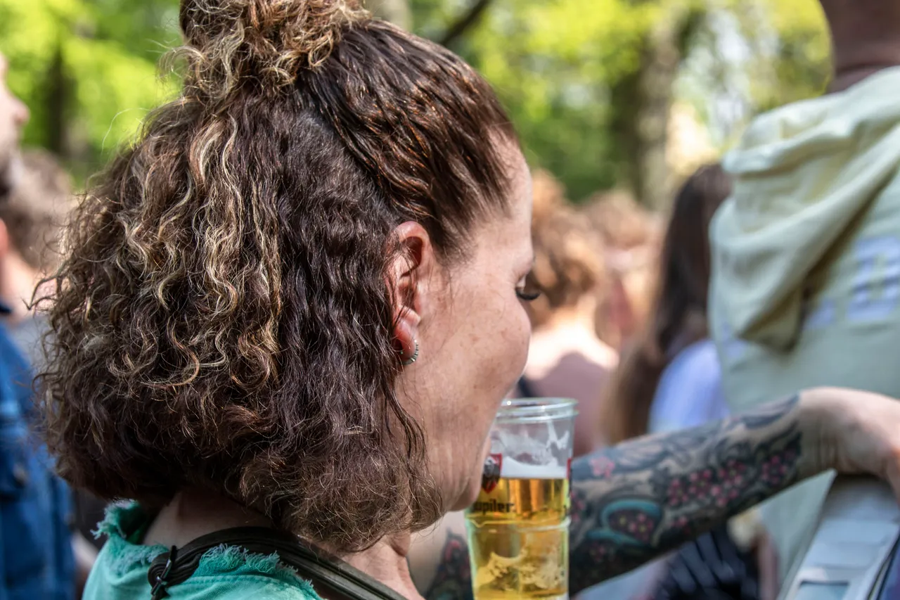 vrouw bier