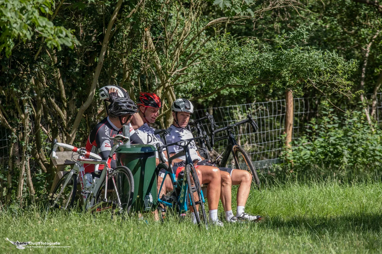 wielrenners op bank