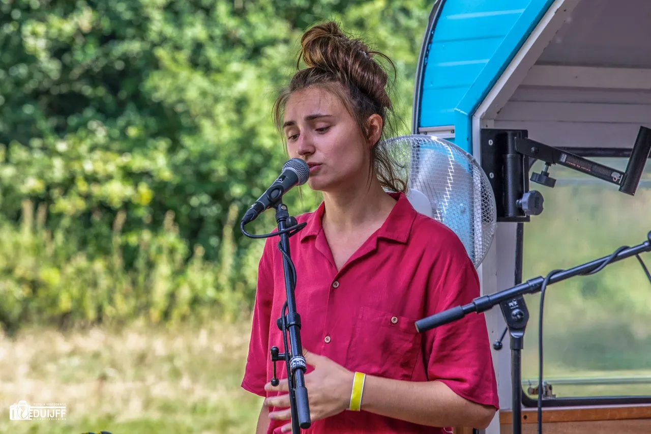 zangeres kids with buns