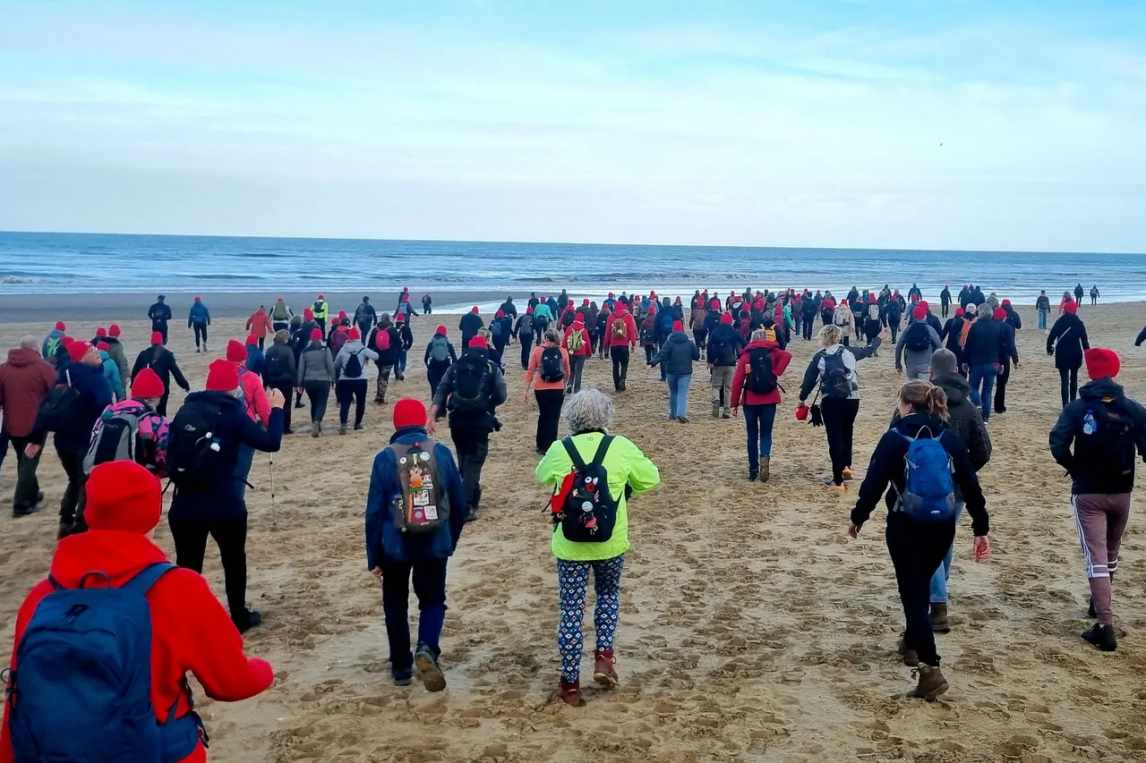 Lopers vanuit Katwijk massaal het strand op
