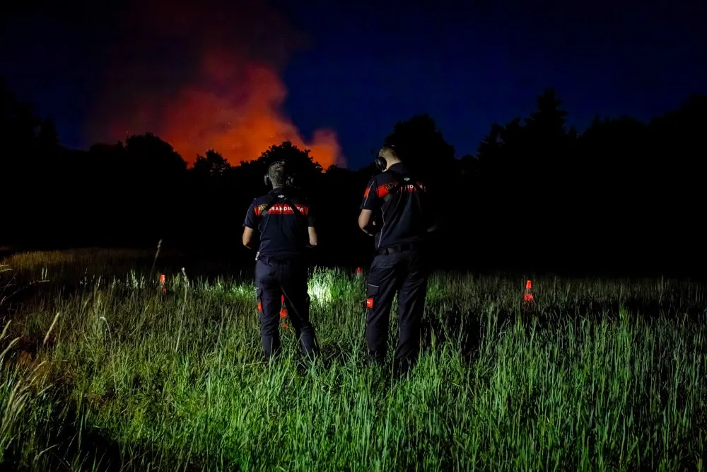 Een droneteam van de Brandweer houdt de omgeving van de brand scherp in de gaten (foto: Caroline van Leusden - EYE4images)