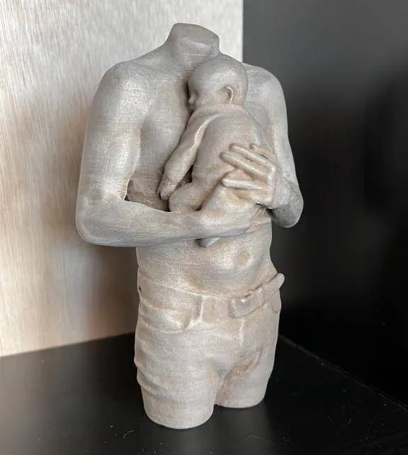 Knuffelbeeldje vader en baby