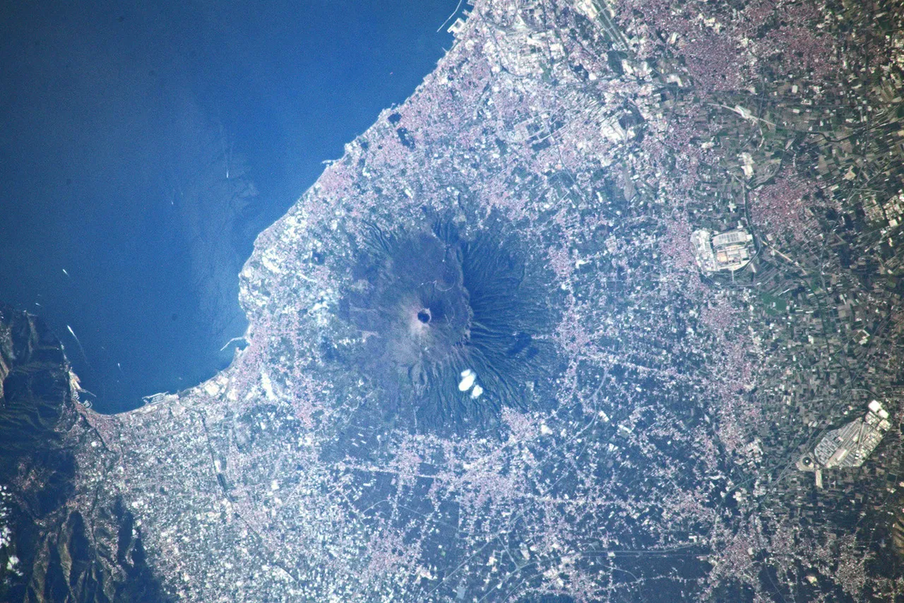 mt vesuvius esa21811577