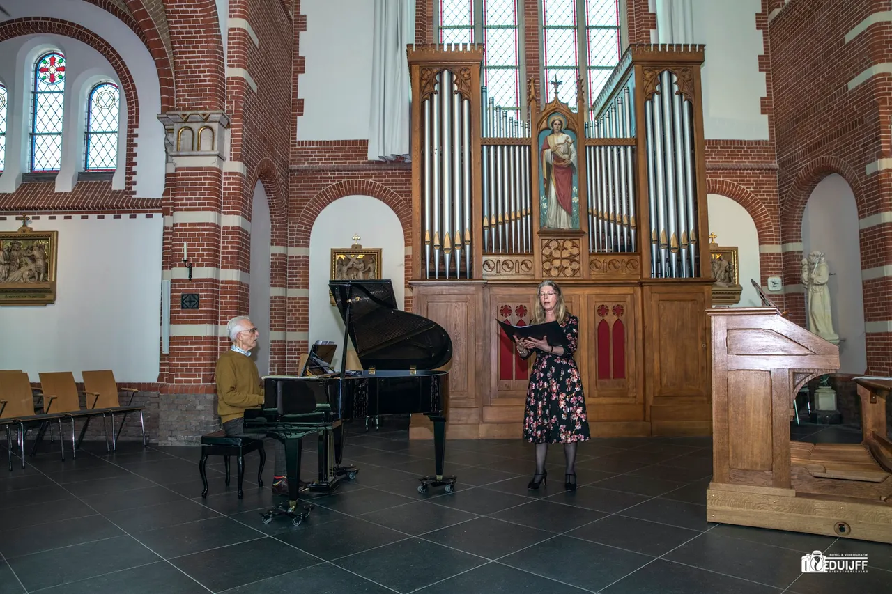 zangeres in kerk limmen