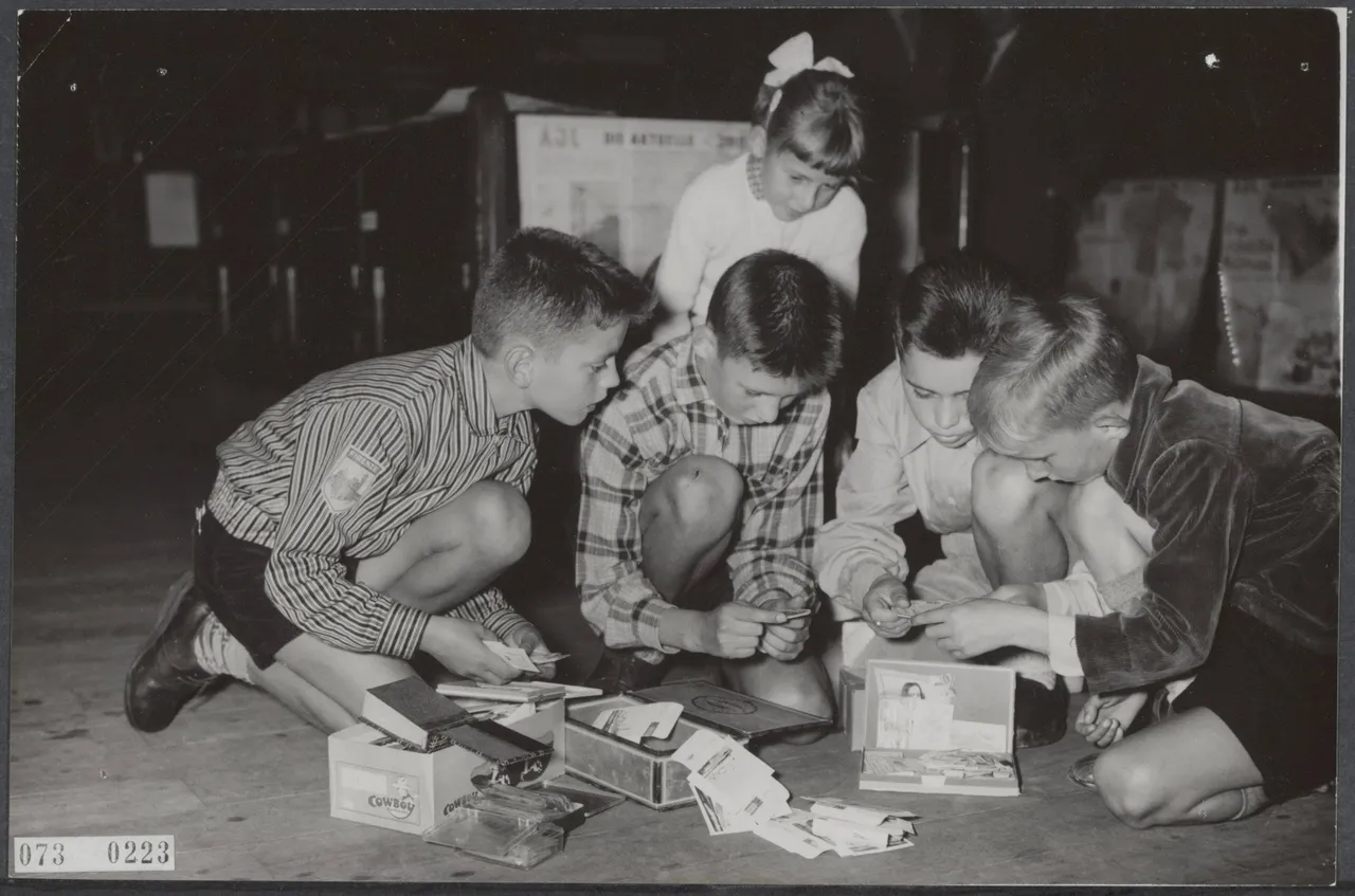 Verzamelen is van alle tijden, zo blijkt uit deze foto, gemaakt in 1957 tijdens de nationale ruilbeursdag van de Nederlandse vereniging ´De Verzamelaar´ in de Koopmansbeurs in Amsterdam Plaatjes sigarenbandjes en suikerzakjes waren zeer in trek (foto: Wikipedia/Nationaal Archief – Joop van Bilsen/Anefo)