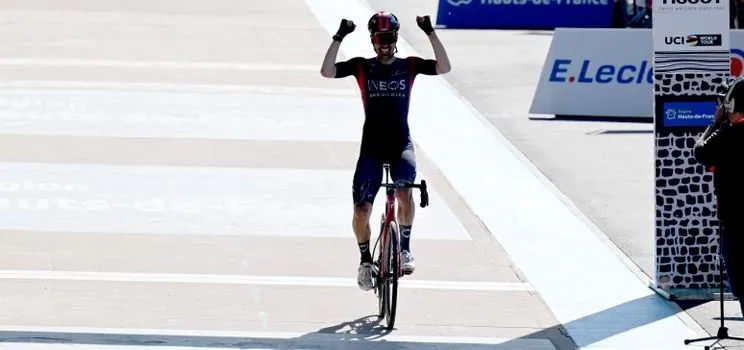 Dylan van Baarle cabalga hacia la victoria en la París-Roubaix 2022. @Sirotti