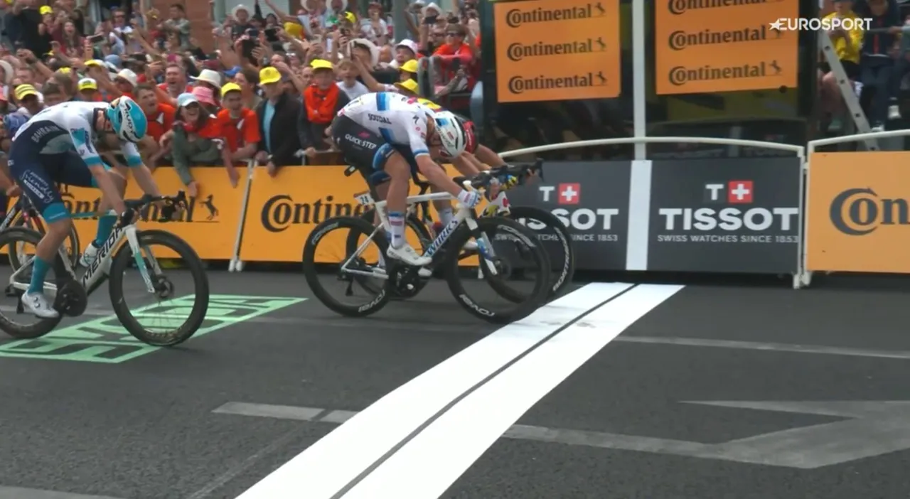 Tim Merlier se impuso a Jonathan Milan por foto finish en la 3ª etapa del Tour de Francia 2025