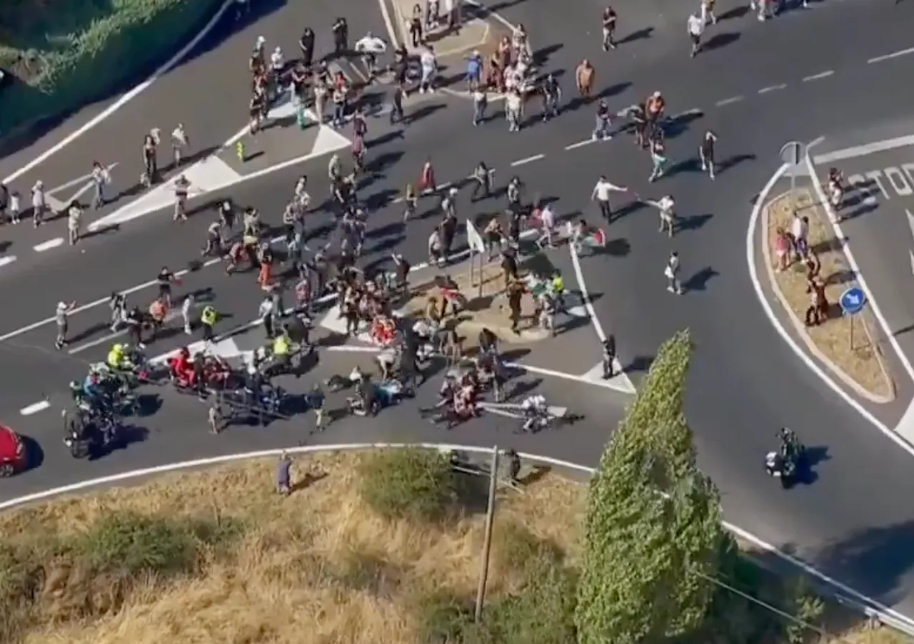 Otra manifestación&nbsp;en la Vuelta a España 2025 estuvo cerca de terminar en una desgracia