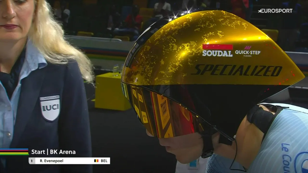 Remco Evenepoel cabalgó con un casco dorado especial
