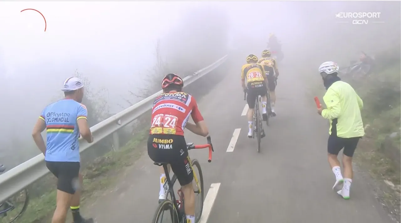 Sepp Kuss em perseguição a Jonas Vingegaard e Primoz Roglic durante a Volta a Espanha.