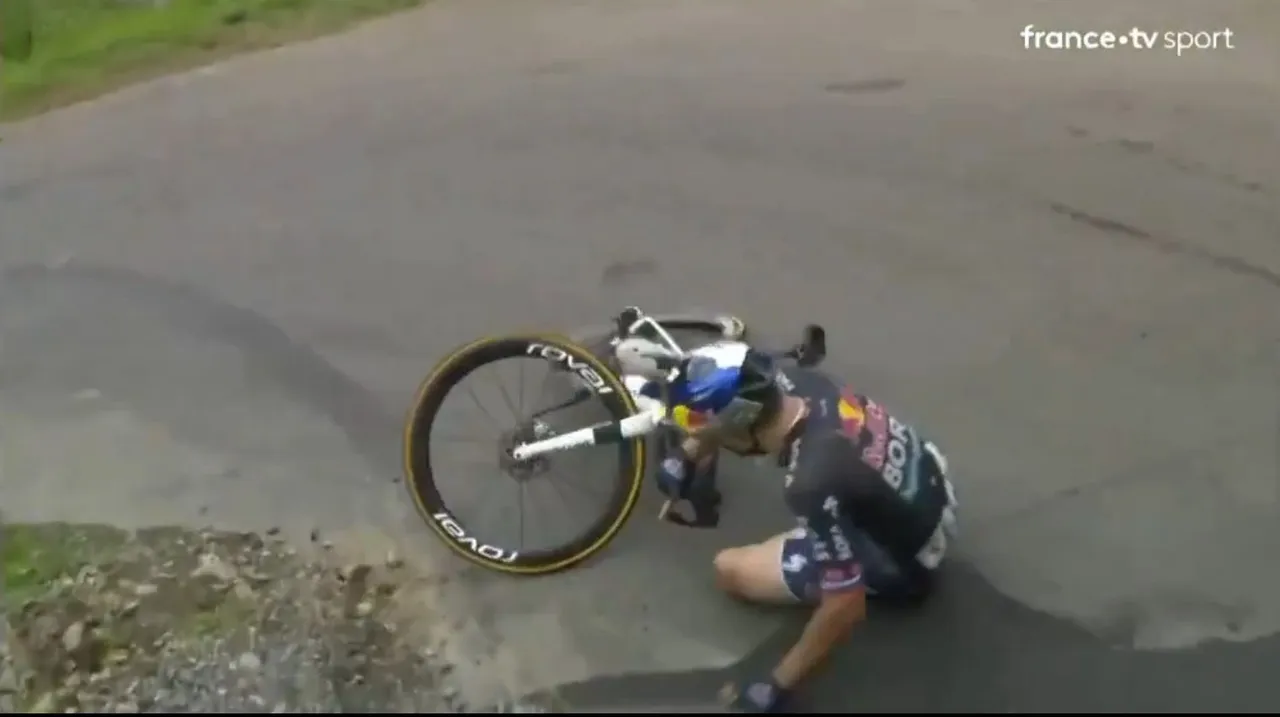 Este é o momento de uma das quedas que Roglic teve na Volta a França de 2024. Não foi a que o atirou para fora da prova, mas deixou marcas...