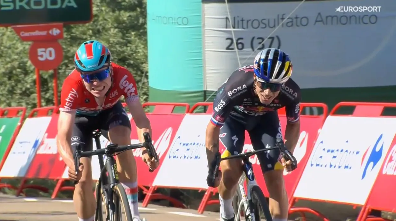 Remco Evenepoel e Victor Campenaerts estiveram à conversa e esta imagem foi bastante falada entre os dois