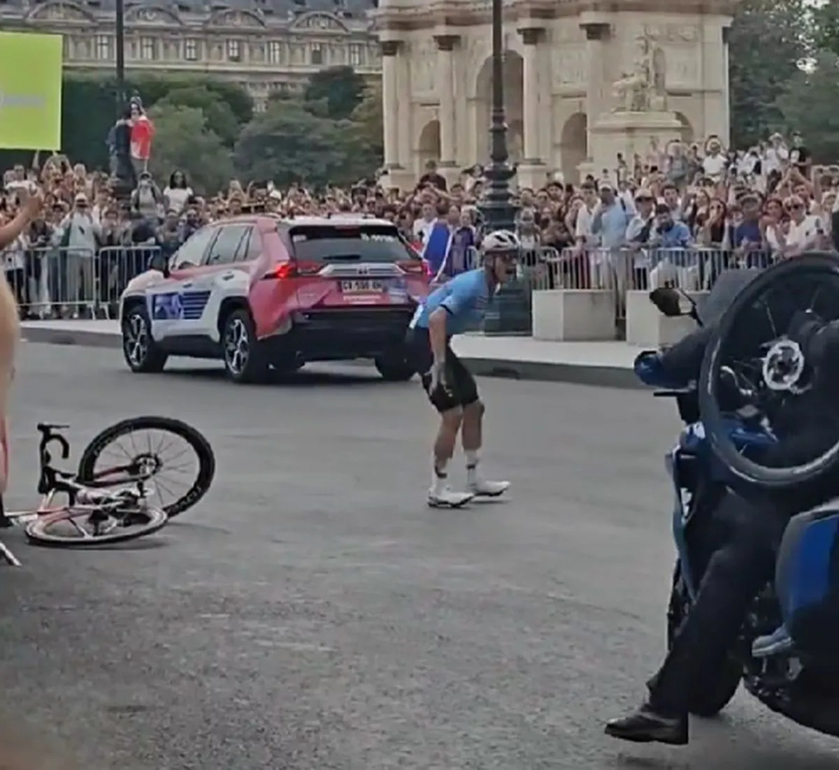 Remco Evenepoel num momento de tensão a poucos quilometros de se sagrar campeão olímpico de estrada&nbsp;