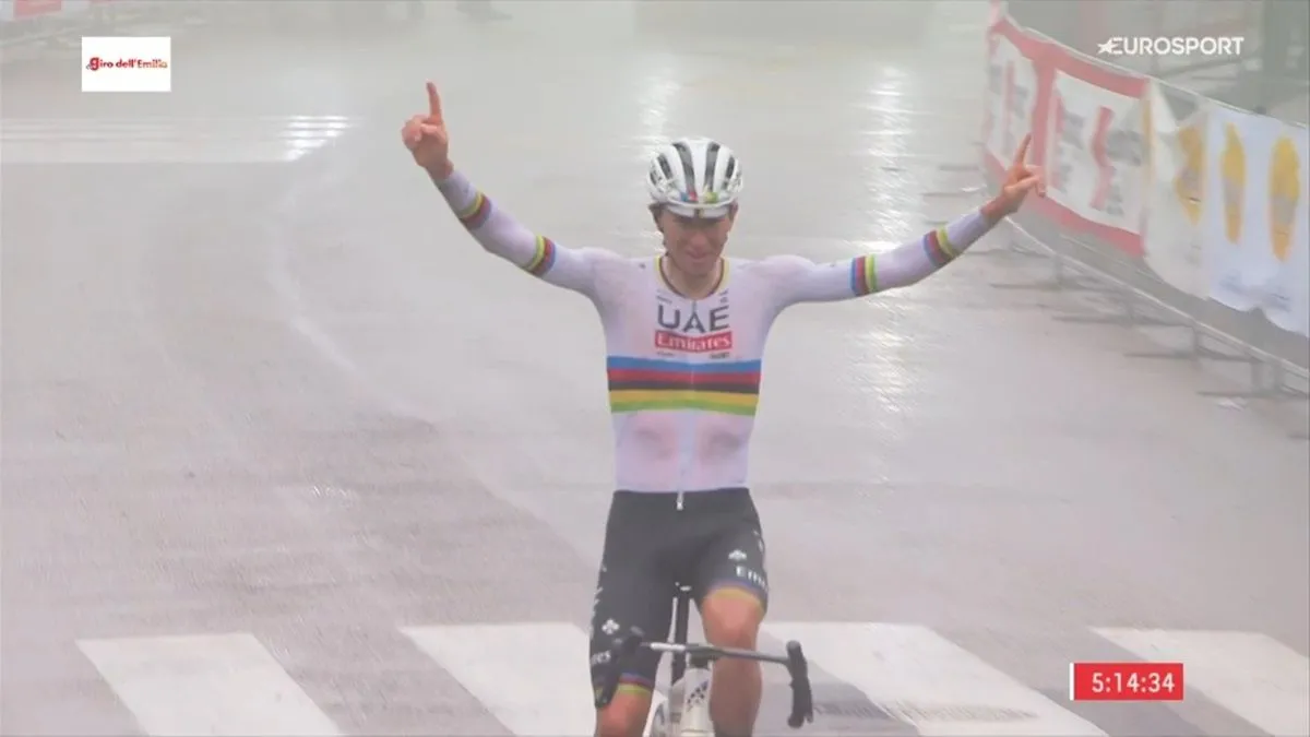 Tadej Pogacar celebra a vitória no Giro dell'Emilia 2024