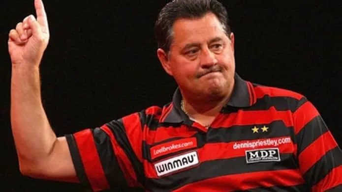 Dennis Priestley mit seinem charakteristischen rot-schwarz gestreiften Hemd