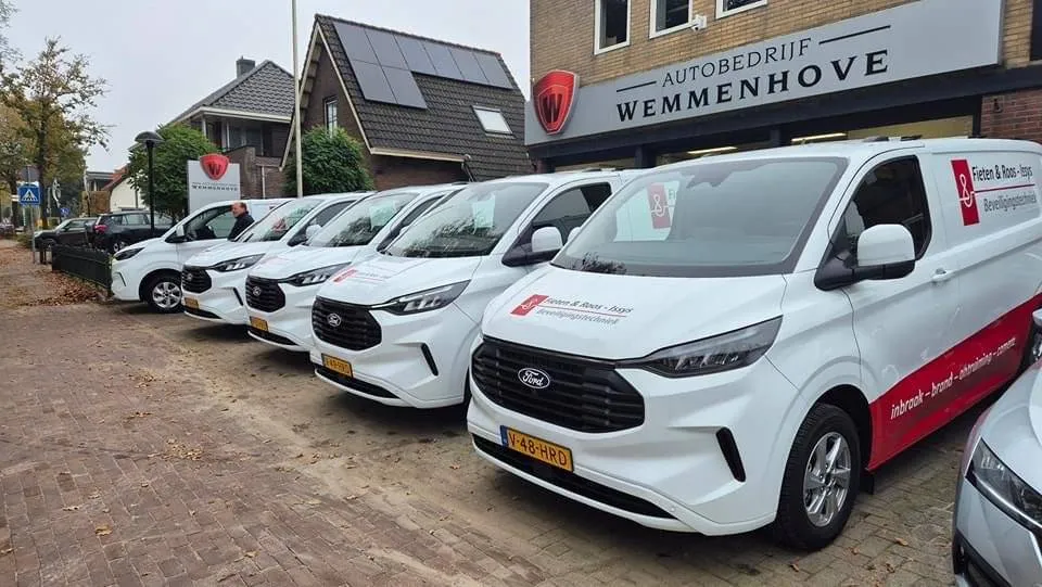 Daar staan de vijf Ford Transits te glimmen.