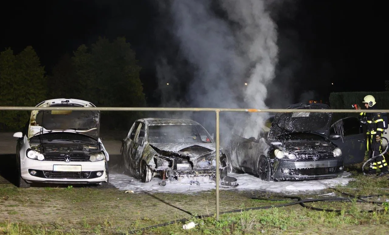 drie autos in vlammen op 4