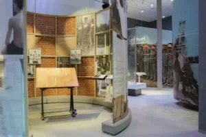 impressie expositie in opbouw 3 nm kamp vught foto jan van de ven 300x200