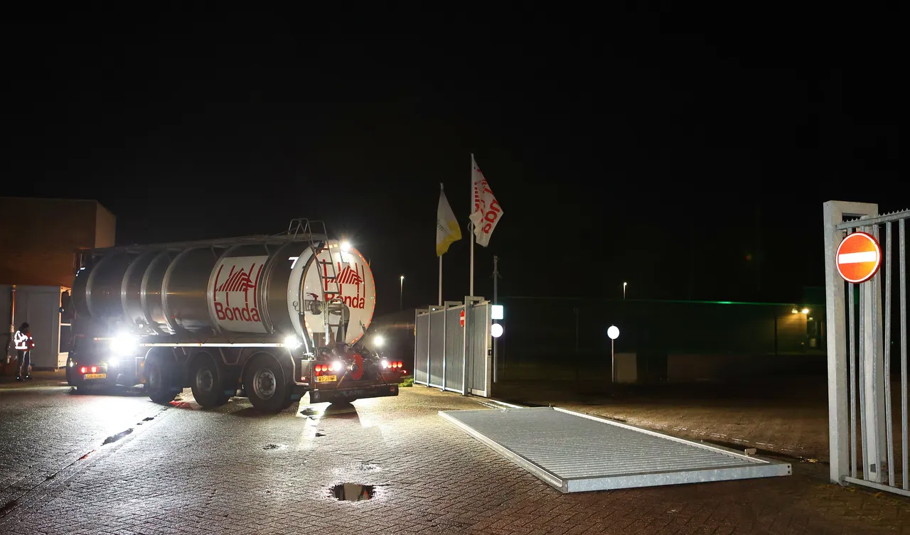 man komt onder poort bonda den bosch 2