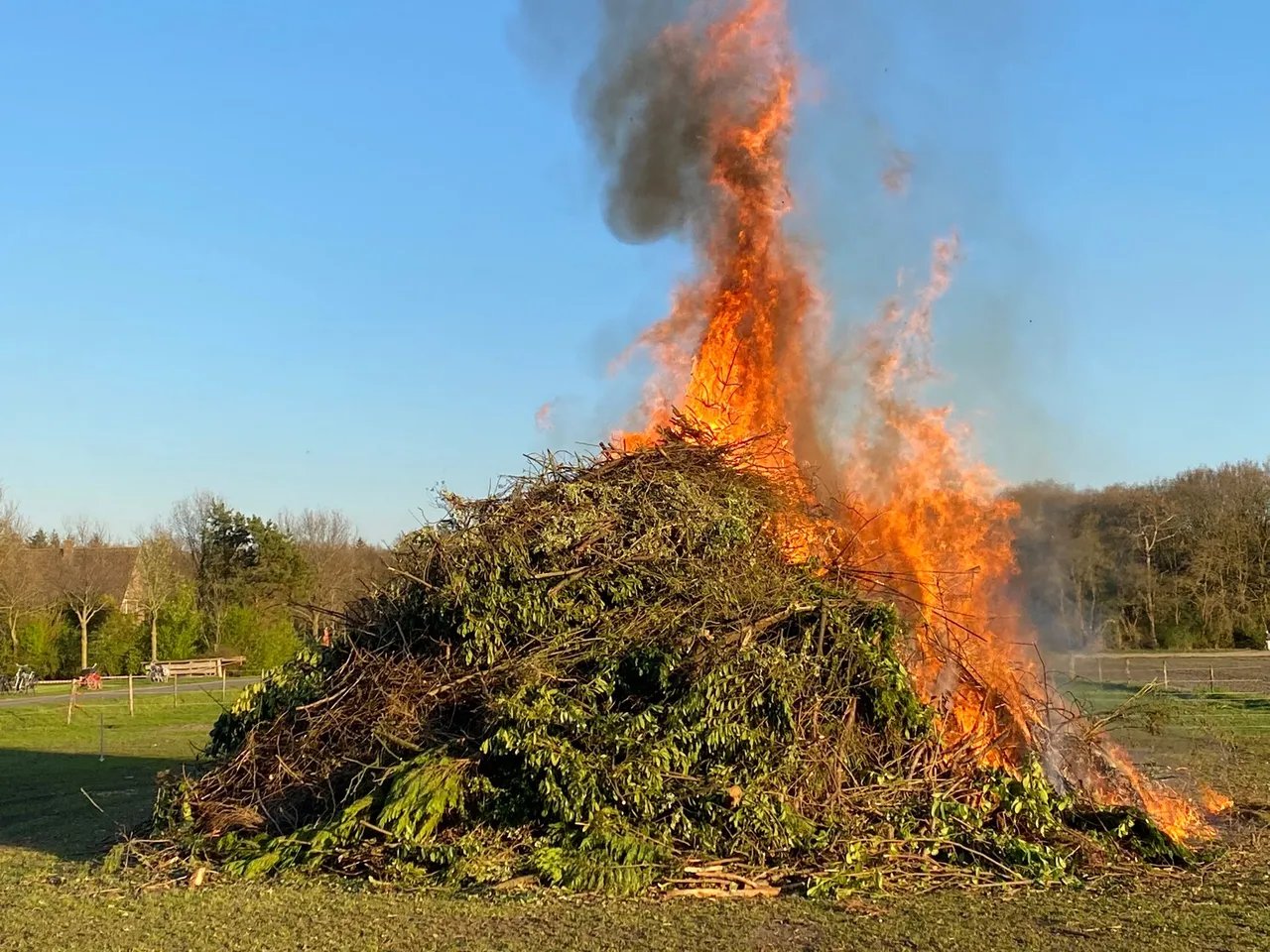 hooghalen dorpsbelangen paasvuur2