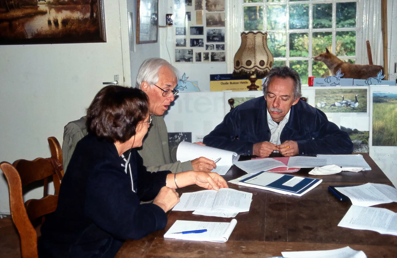 ca 2000 deel bestuur vereniging behoud biesbosch vlnr regna zeeuw jankoolen ejsmund hinborch foto huub oome