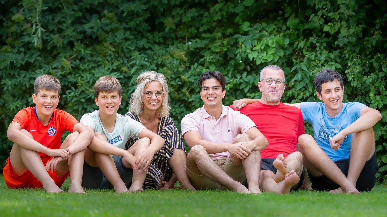 Familiefoto Familie van der Locht-Jans en uitwisselingsscholier Milton, 2022