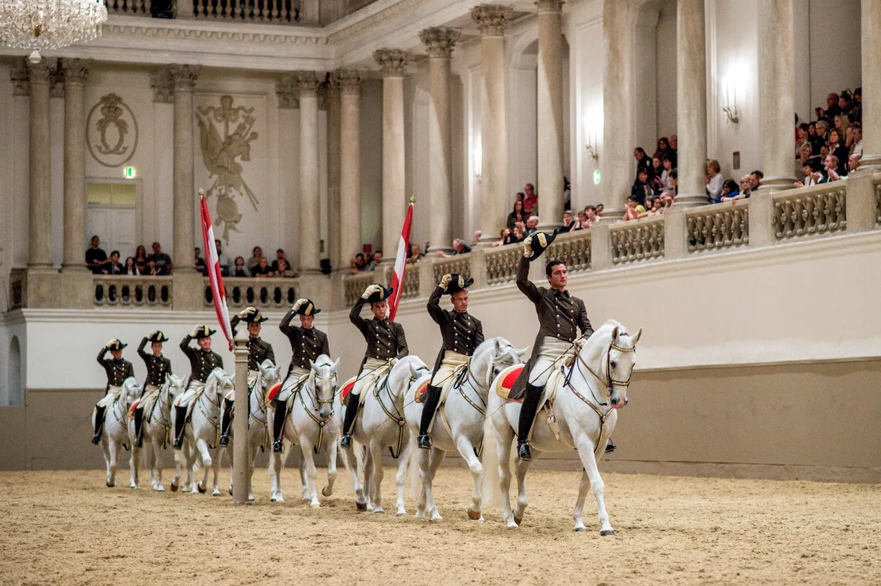 femfem paarden wenen