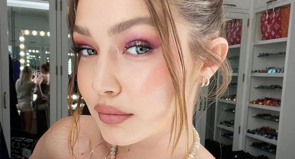 gigi hadid selfie
