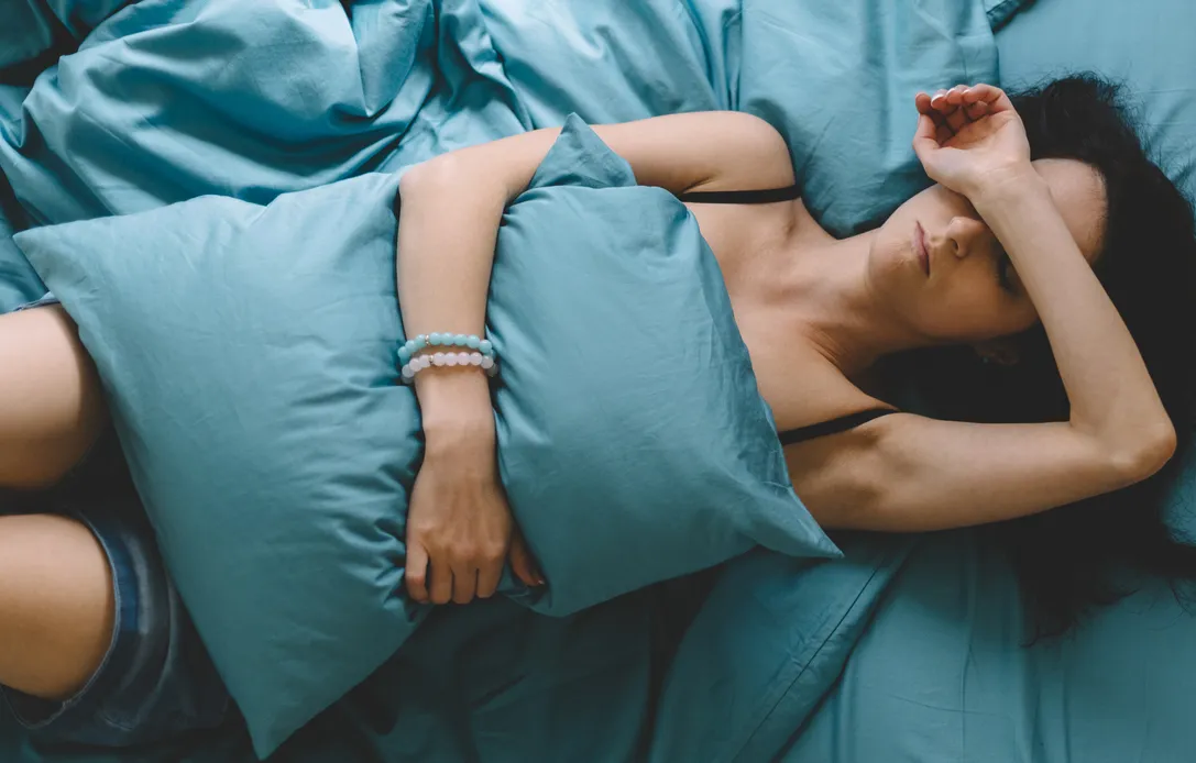vrouw pijn bed menstruatie italie vrij femfem