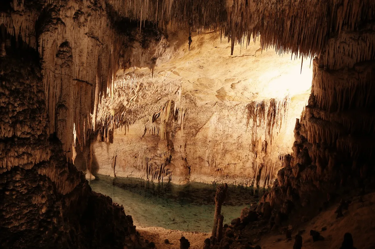 cave 498373 1280