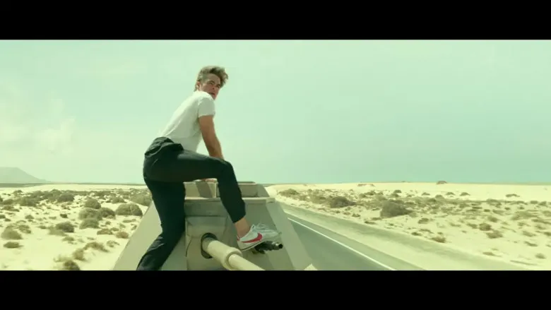 chris pine as steve trevor wears nike white shoes in wonder woman 1984 2020 movie 780x439 1