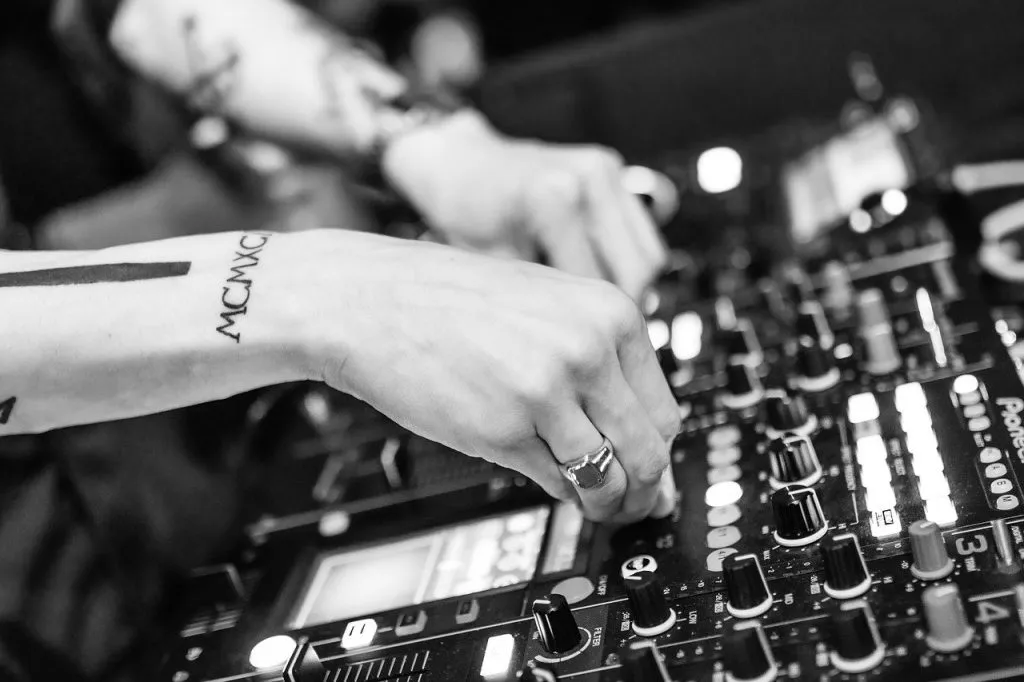 dj 720589 1280 1024x682