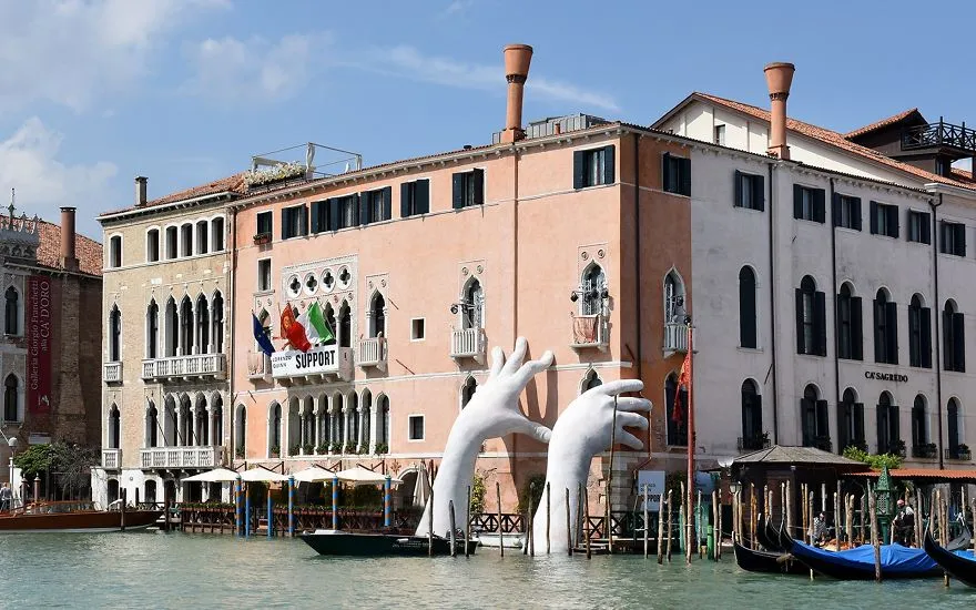 hands sculpture support lorenzo quinn venice 59187469c9810 880