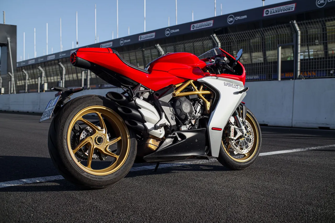 mv agusta superveloce fhm19