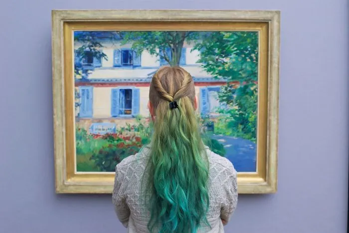 photographer goes through the museums to capture the similarities between the paintings and the visitors and the result will impress you 59e6fb3a4dfb8 700
