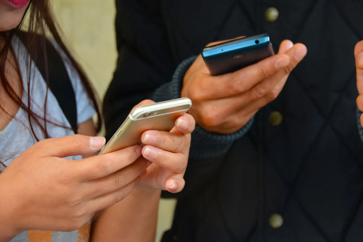 texting mobile phones hands two text phone mobile cell 595792jpgd