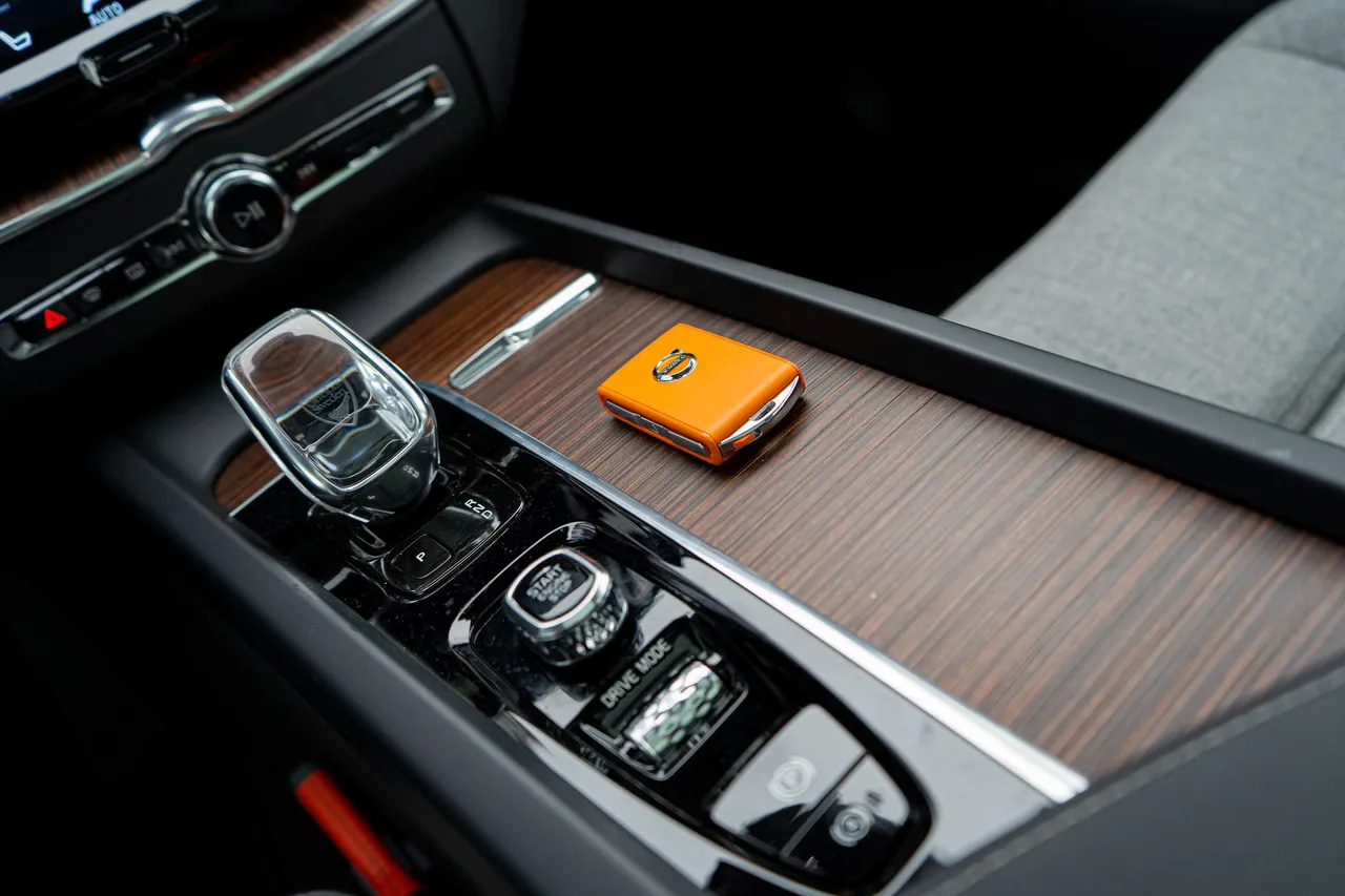 volvo xc60 recharge t6 awd fhm18