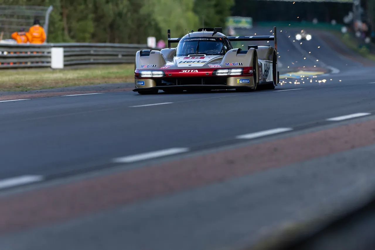 Jenson Button in zijn huidige auto tijdens de 24 uur van Le Mans