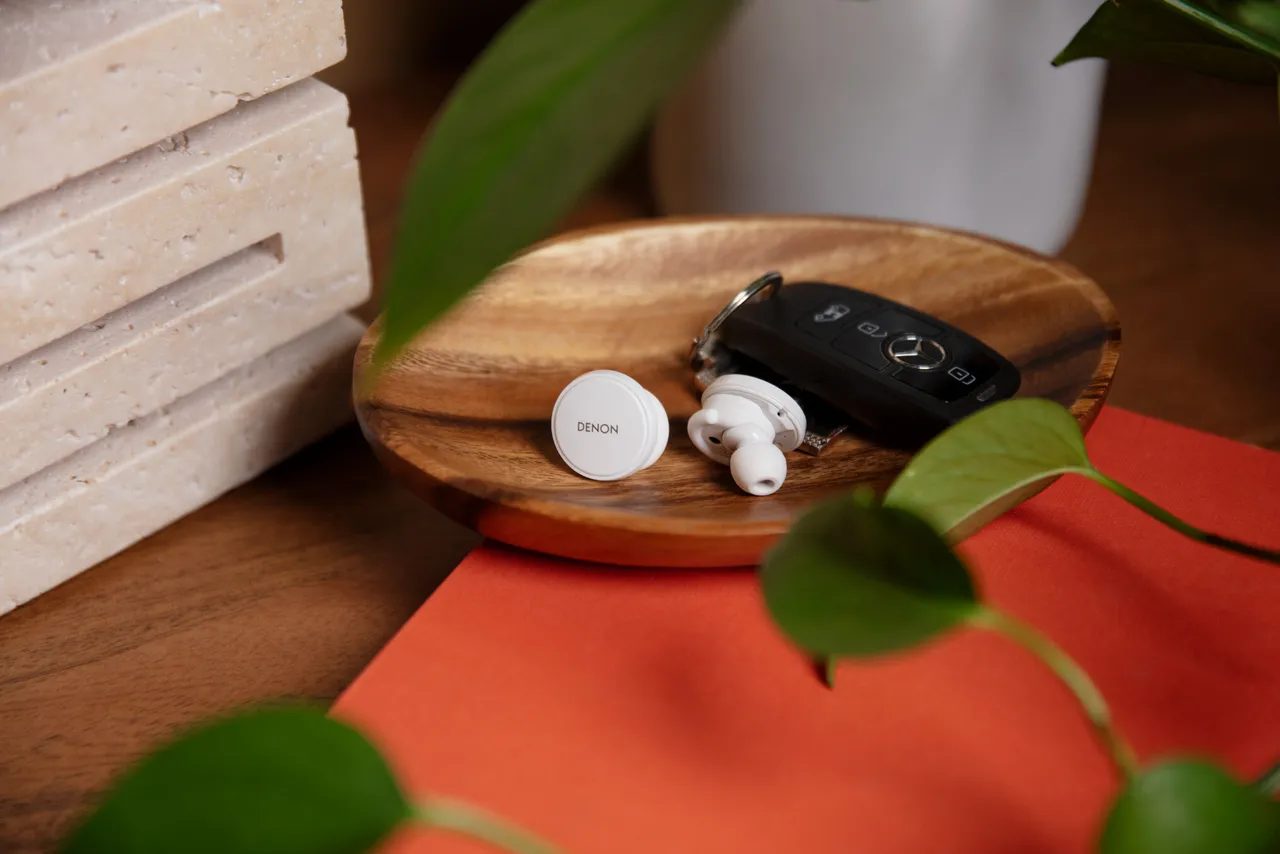 low denon perl pro earbuds white lifestyle 01