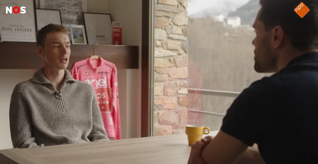 Thymen Arensman in gesprek z'n held Tom Dumoulin (via NOS)