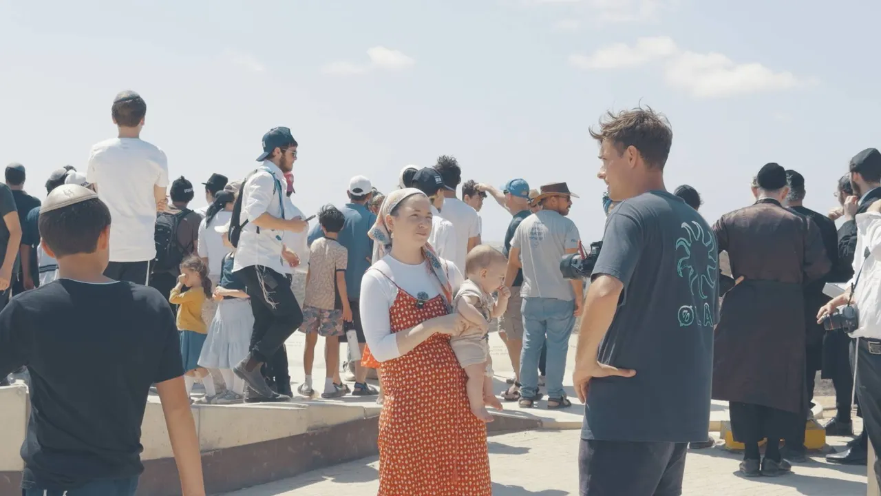 STILL_4