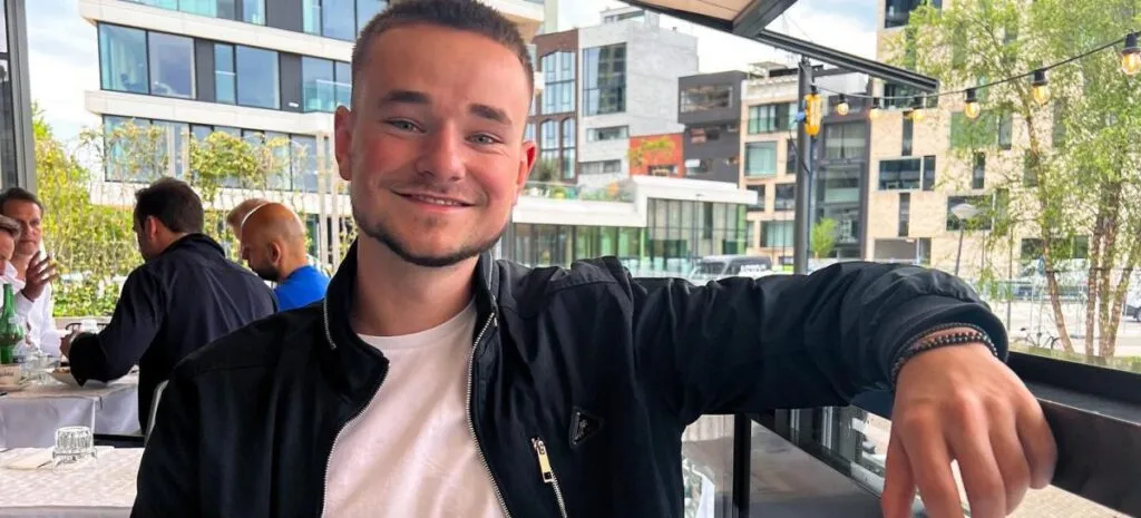 nederlandse don de jong geeft rondleiding door zijn woning 1200x545 c 1024x465