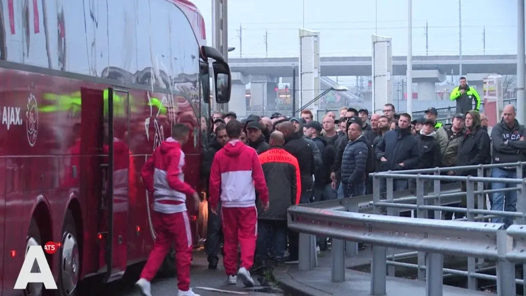 zien woedende fans houden spelersbus ajax tegen en eisen dat ze uitstappen 1024x576